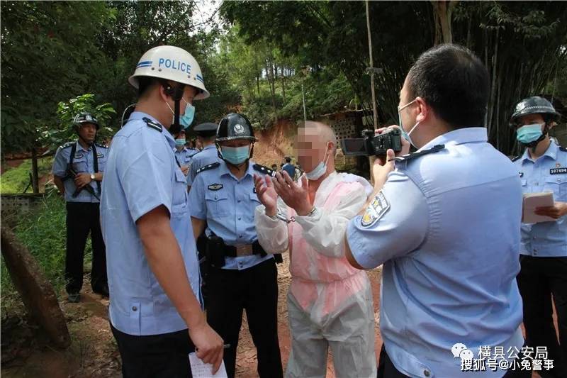 橫縣公安橫縣公安局押解19名妨害公務及敲詐勒索嫌疑人集中指認現場