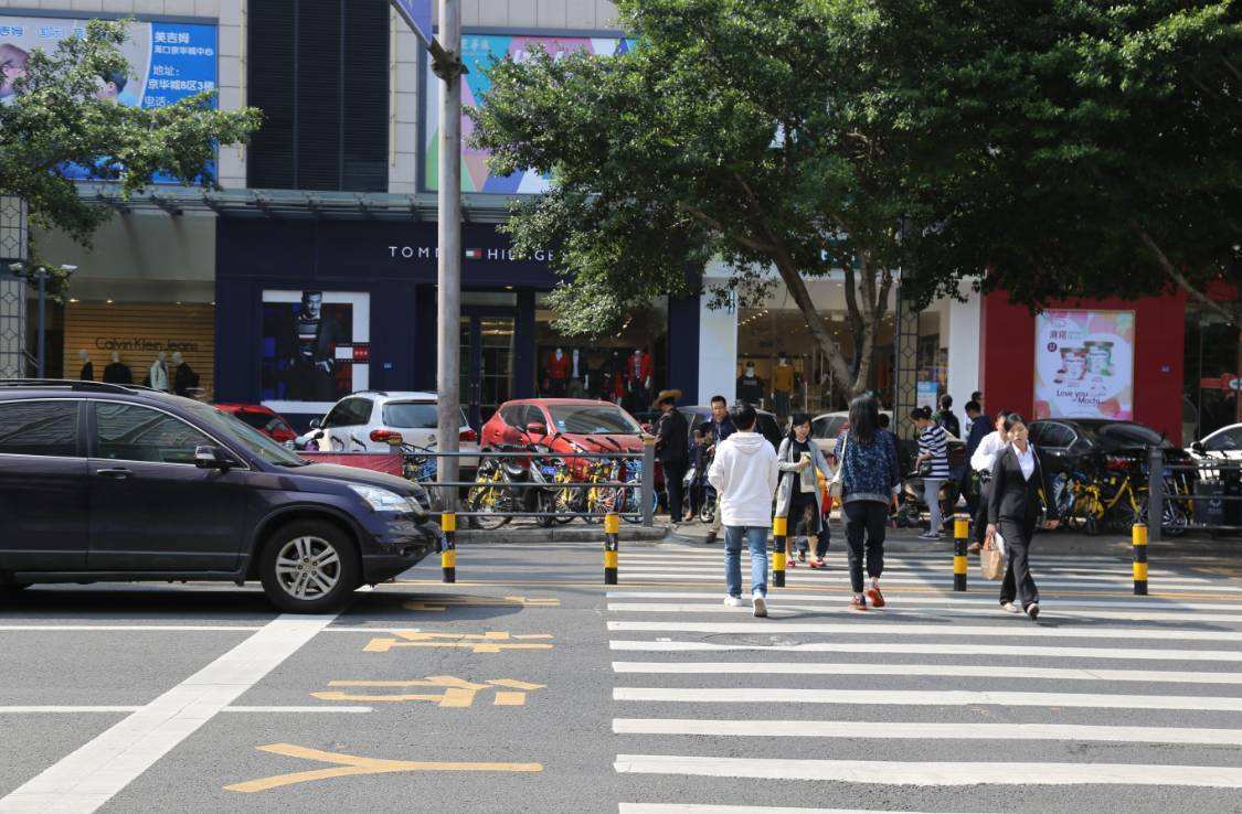 我們都知道,開車在馬路上如果遇到行人要過馬路,車主們都是要停車讓行