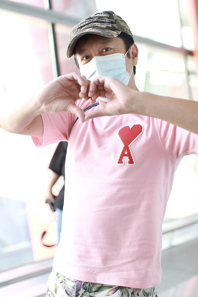 55岁蔡国庆不服老穿粉色爱心t 对镜凹造型疯狂比心