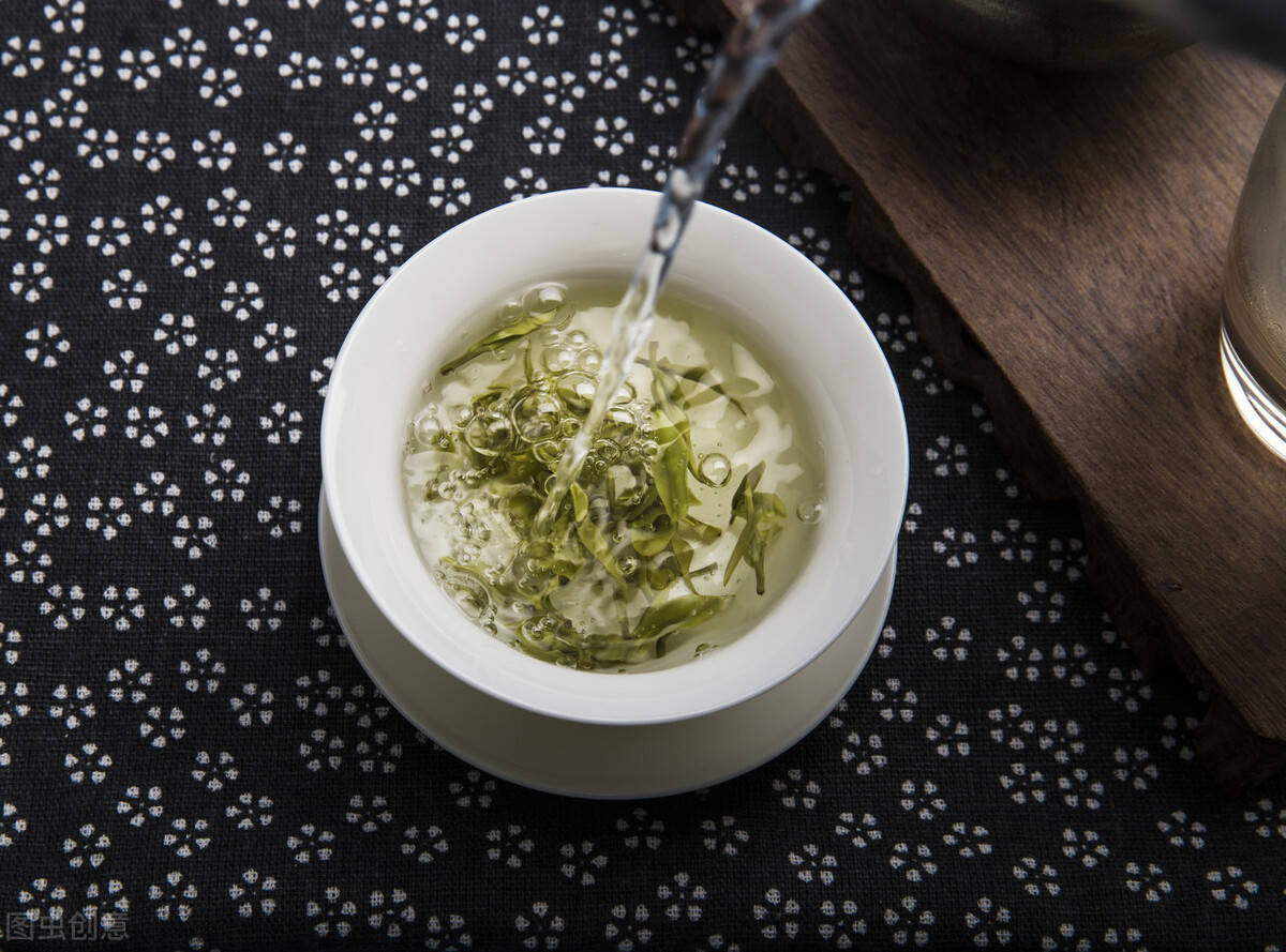 葵小茗老白茶是用冷水煮,还是热水煮?