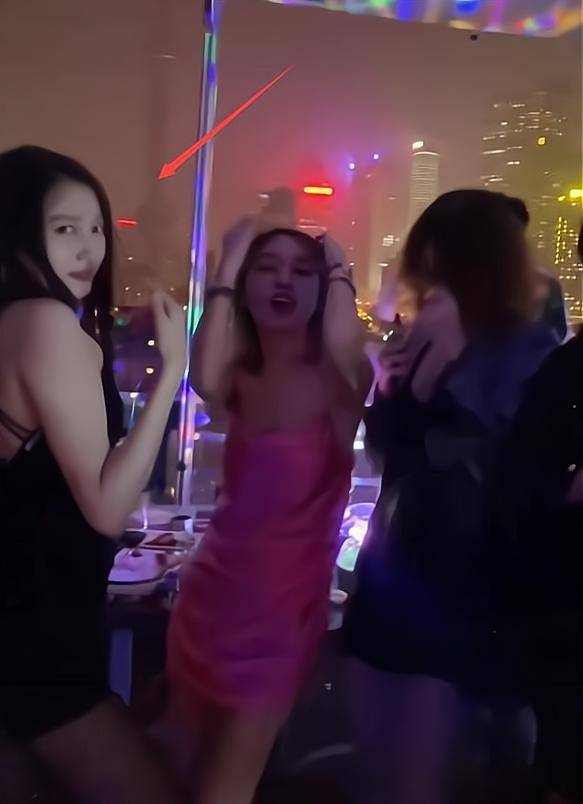 关晓彤蹦迪视频曝光性感热舞引来招黑体骂声一片不自爱
