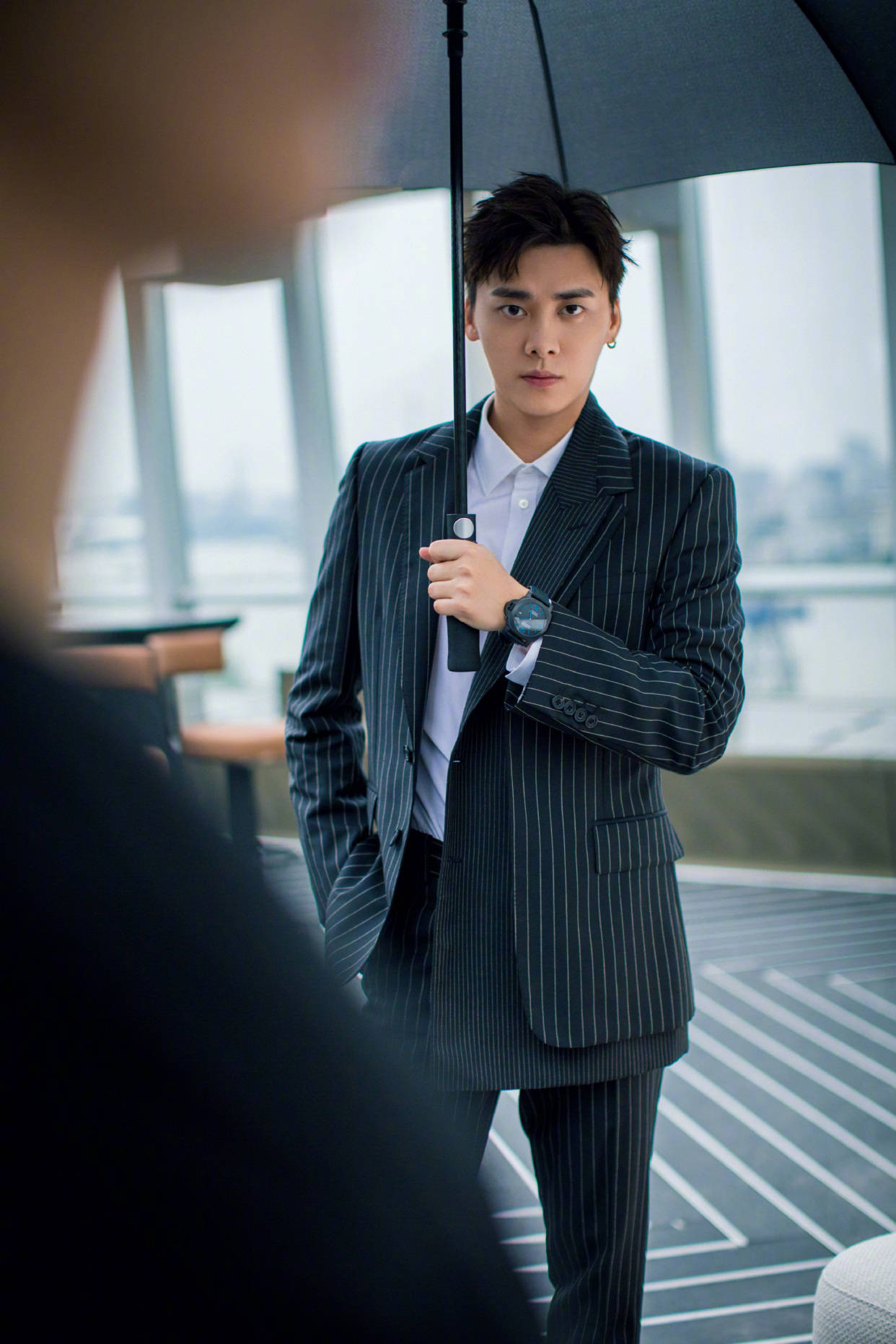 原创李易峰出席活动一身条纹西装尽显绅士品格天台撑伞霸总范十足