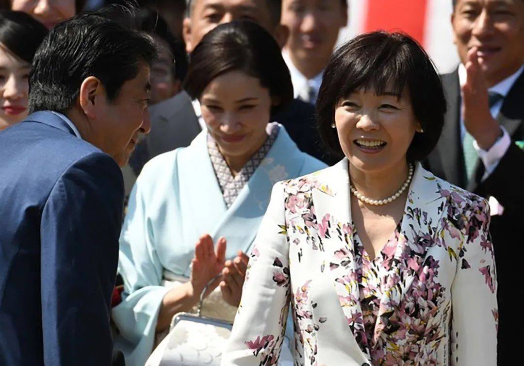 日本新第一夫人亮相,短髮素顏氣質淡雅,58歲安倍昭惠穿花衣驚豔