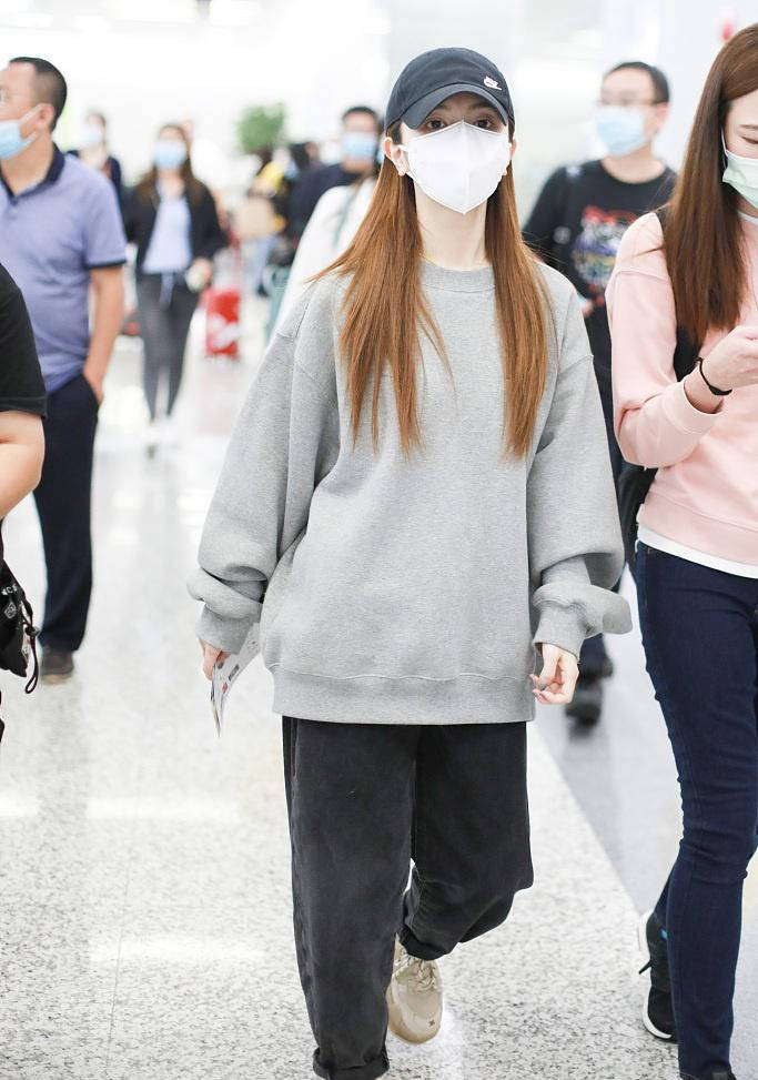 邓紫棋戴棒球帽穿大卫衣 男友风穿搭笑眼弯弯