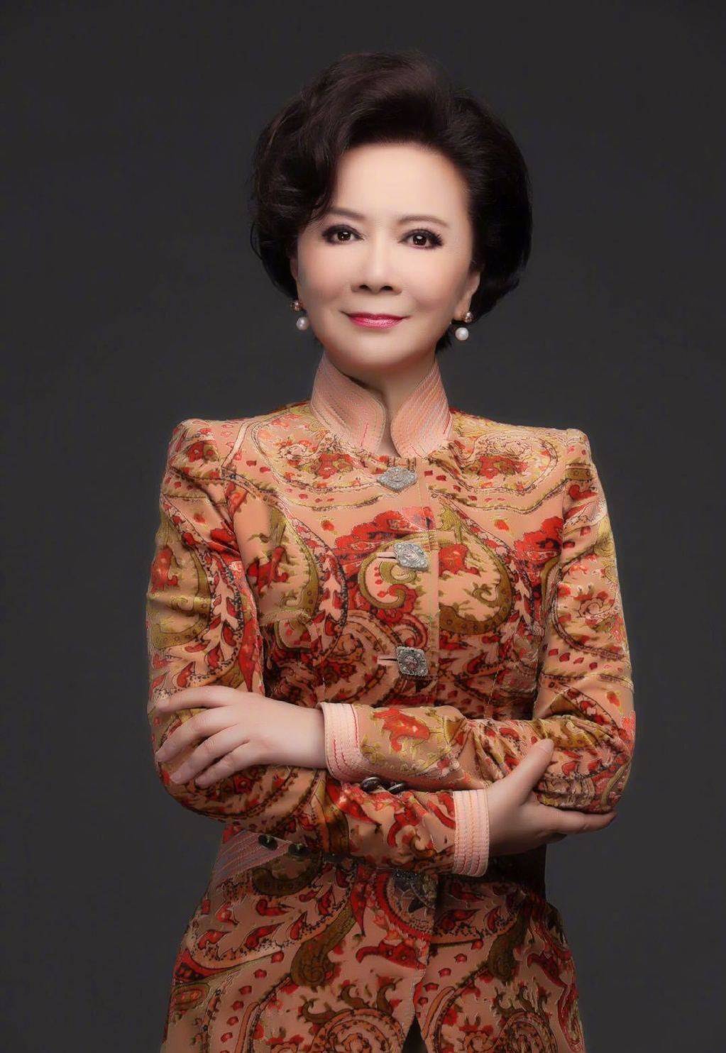 原创58岁蔡明人老心不老穿条纹连衣裙超减龄奔六也有少女心