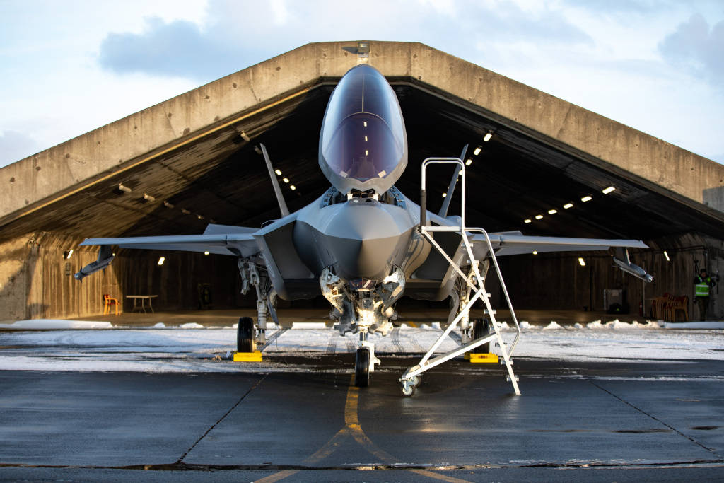 美军战机清洗和洗车没啥区别,其实有门道,f-35也这样清洗