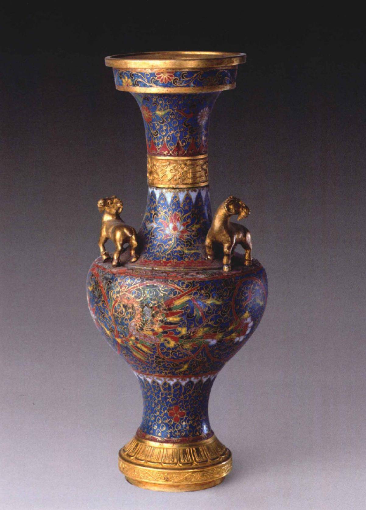 故宫博物院珍藏云水龙相映成趣的双螭瓶做工精细人物图圆盒