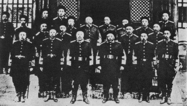 如"北洋三杰"王士珍,段祺瑞,冯国璋,这三位在袁世凯时期是绝对的亲信.