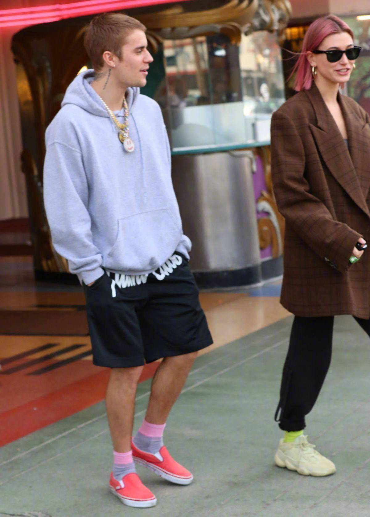 超模海莉带比伯穿搭,却还是避免不了车祸现场,袜子粉拖鞋太出镜