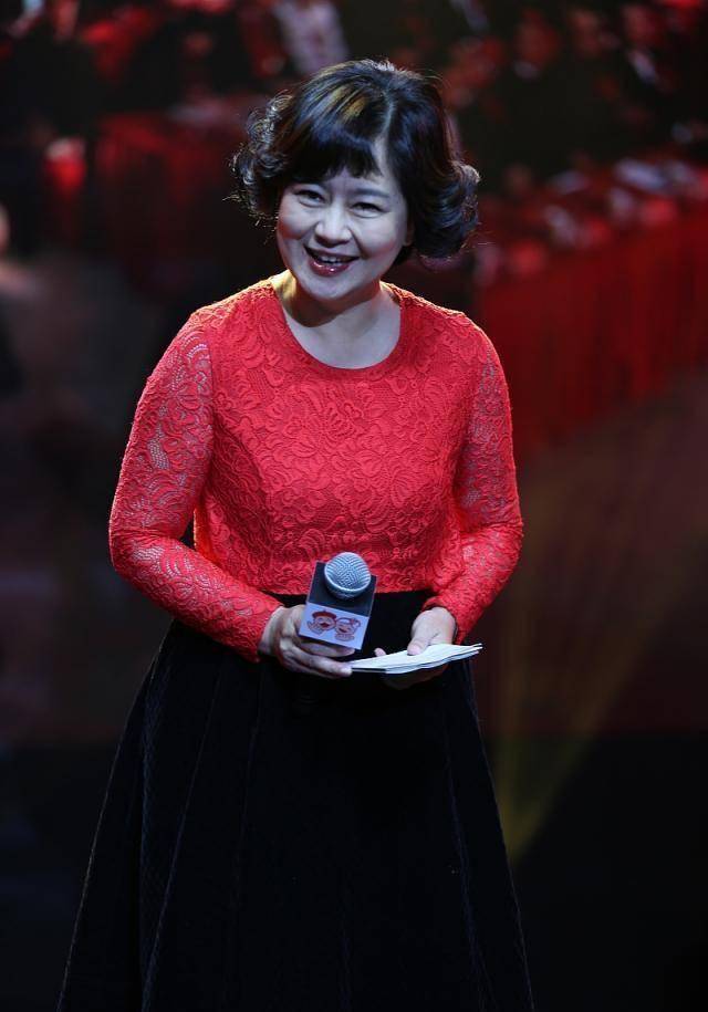 原创鞠萍姐姐胖得优雅,穿红色蕾丝配黑裙端庄大方,好气质和身材无关