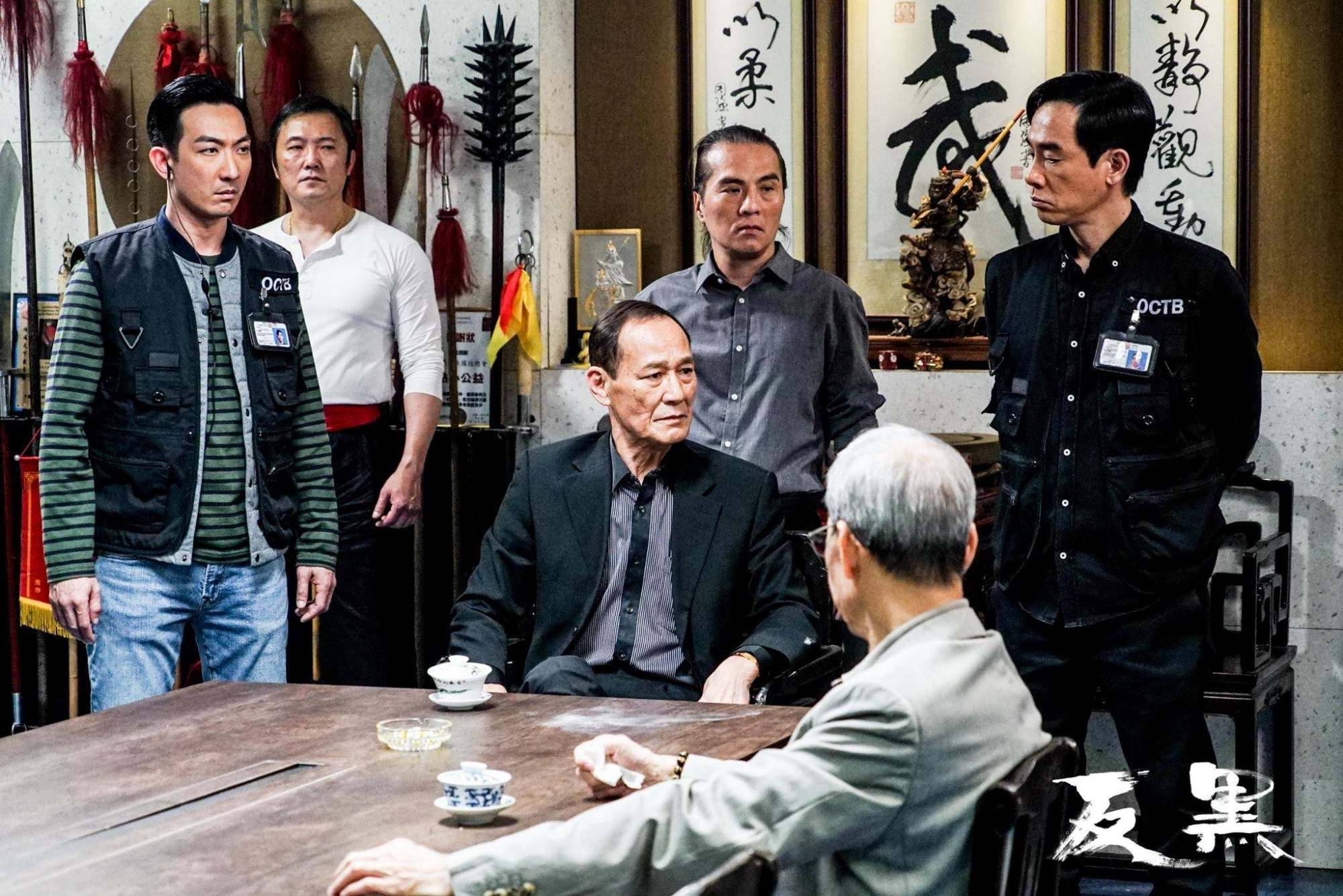 76岁陈惠敏与太太庆祝新婚,梁小龙穿红色上衣现身,72岁仍显年轻_手机