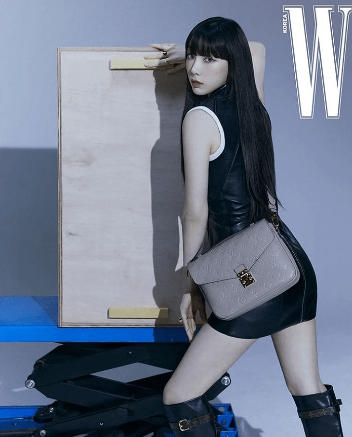 金泰妍黑长直刘海造型精致得像芭比冷白皮的优越体现出来了