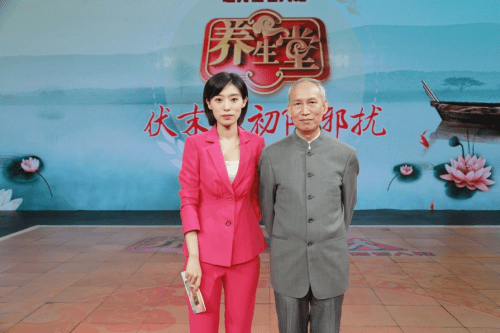 与北京卫视《养生堂》主持人陈赛情景展示生动演绎湿邪