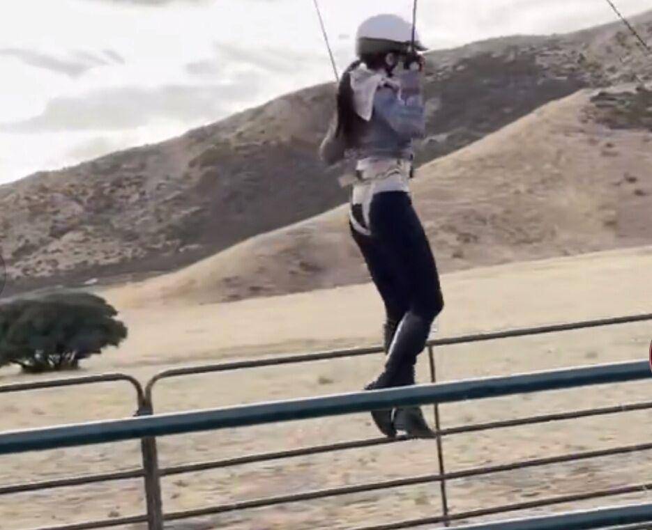 刘亦菲骑马吊威亚太飒,动作戏亲自上阵,网友:太敬业了吧