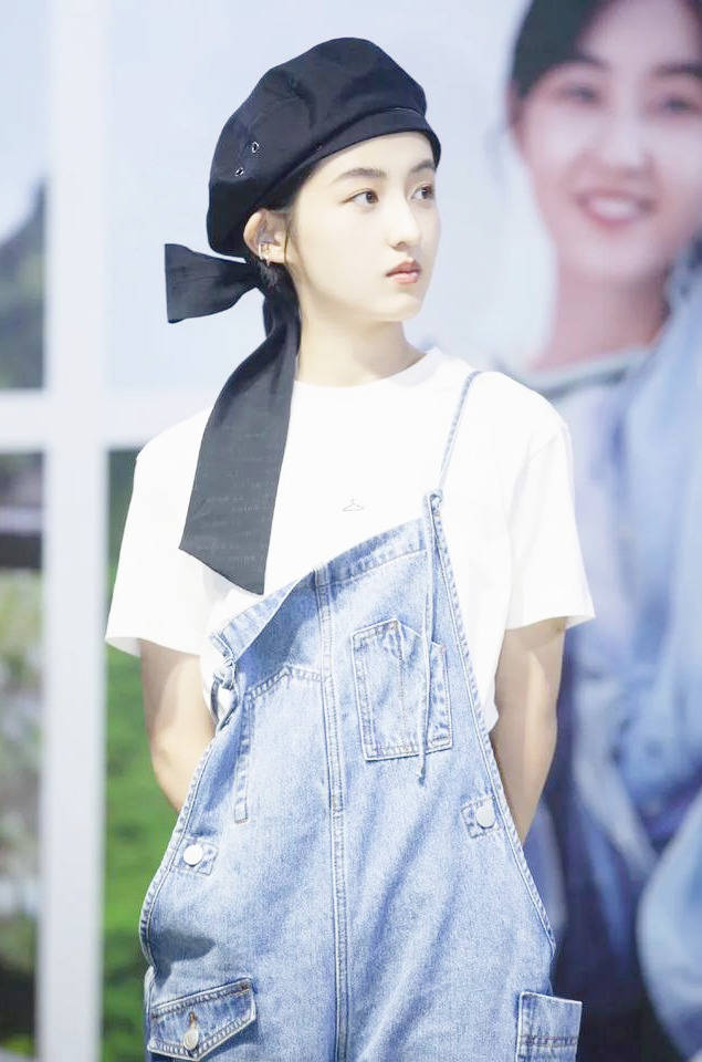 女大十八变,张子枫贝雷帽搭配背带裤,亮相大学校园!