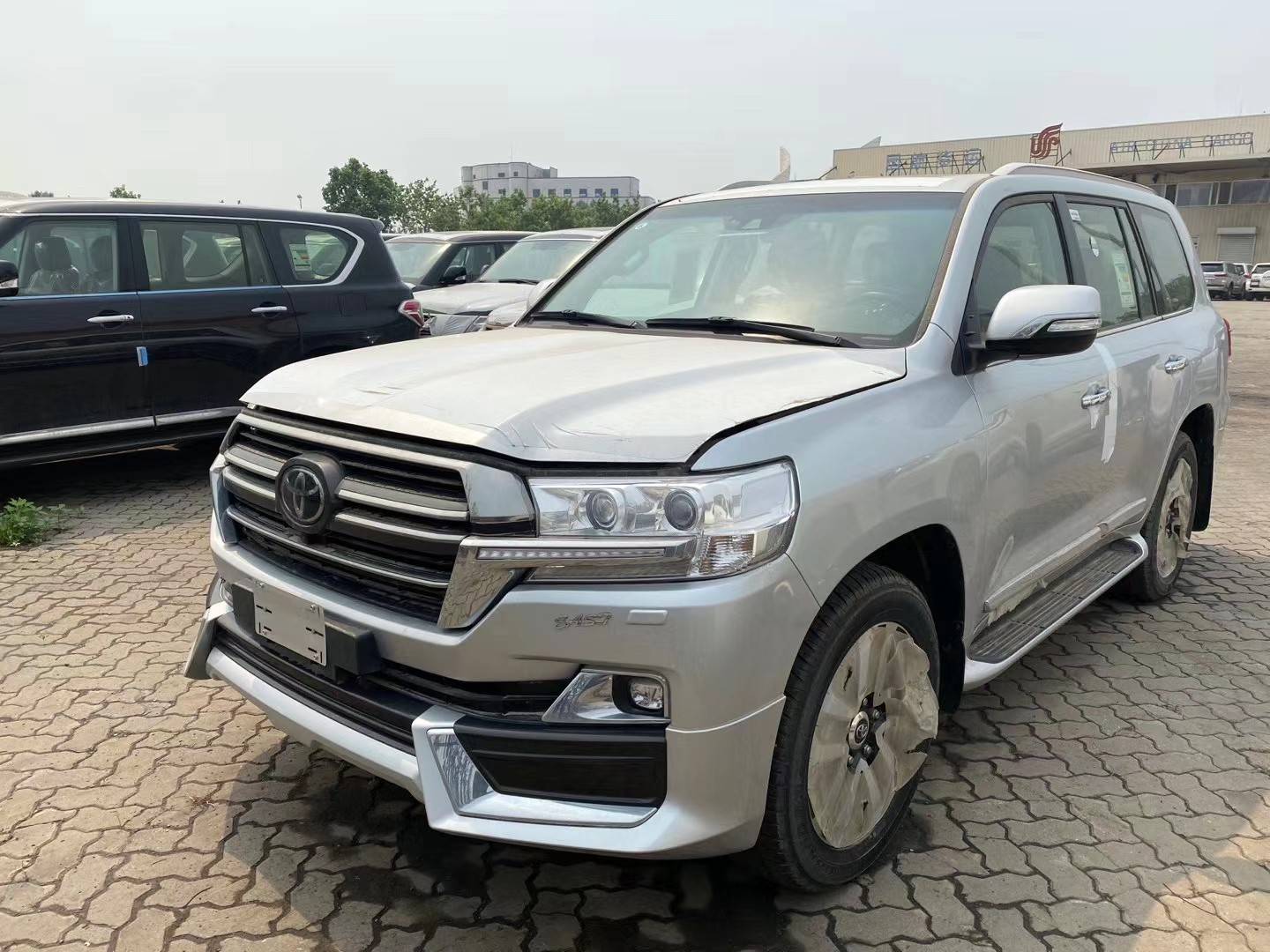 20款丰田酷路泽5700特促价 v8陆巡中东版