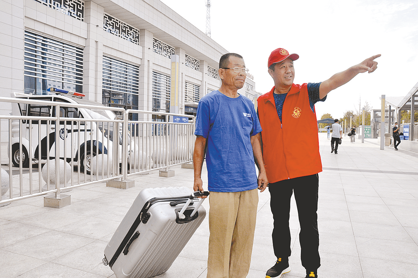 志願者為乘客指路.全媒體記者 王永良/攝