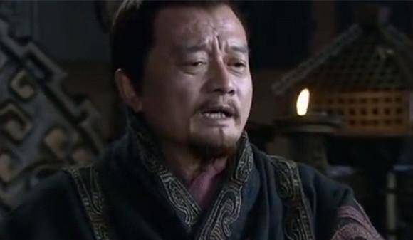 按照小说的情节发展,吕布将袁术派到徐州的使者韩胤交给了曹操,袁术