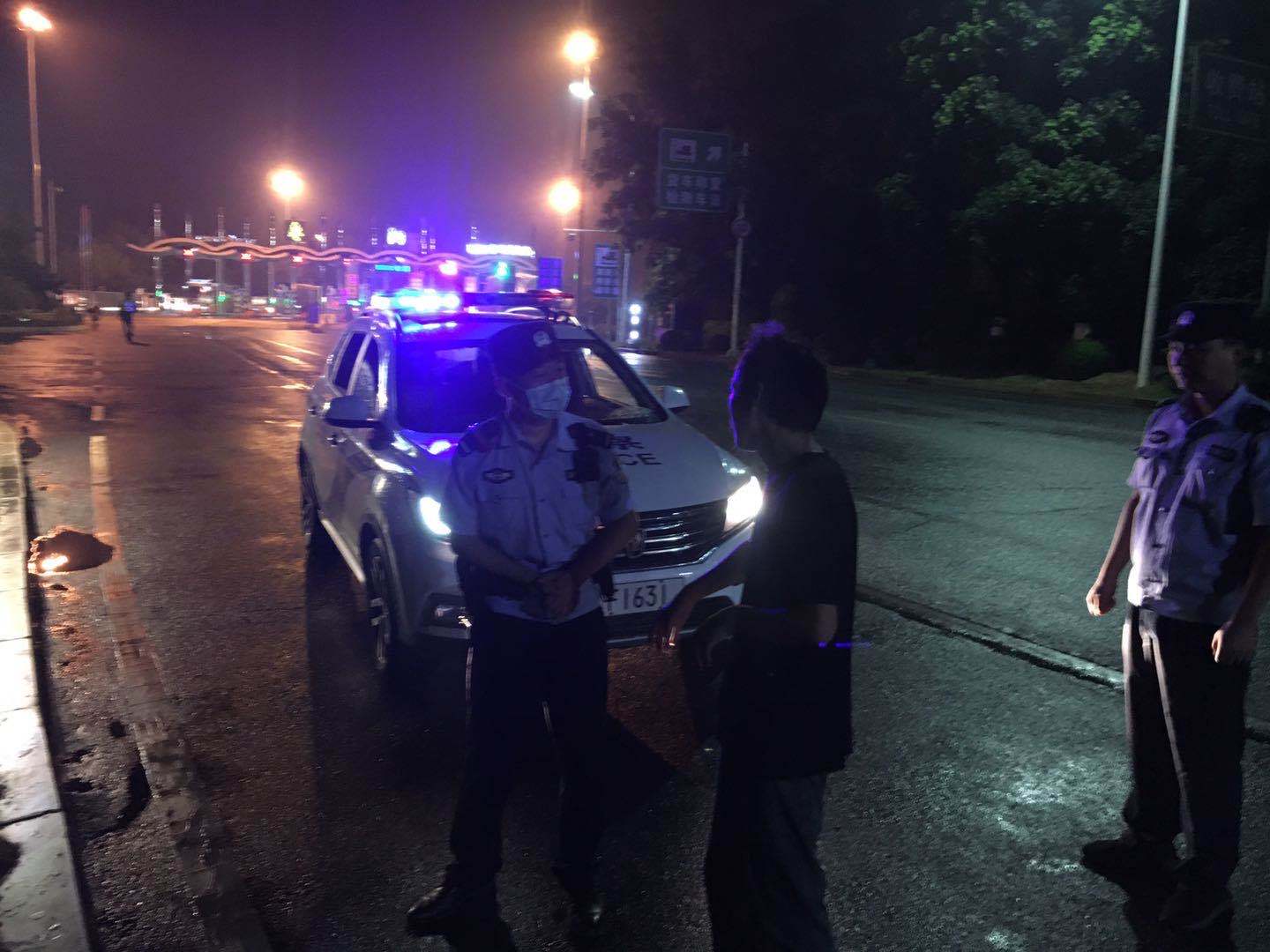 危险!醉汉高速入口拦车 民警约束醒酒后送回