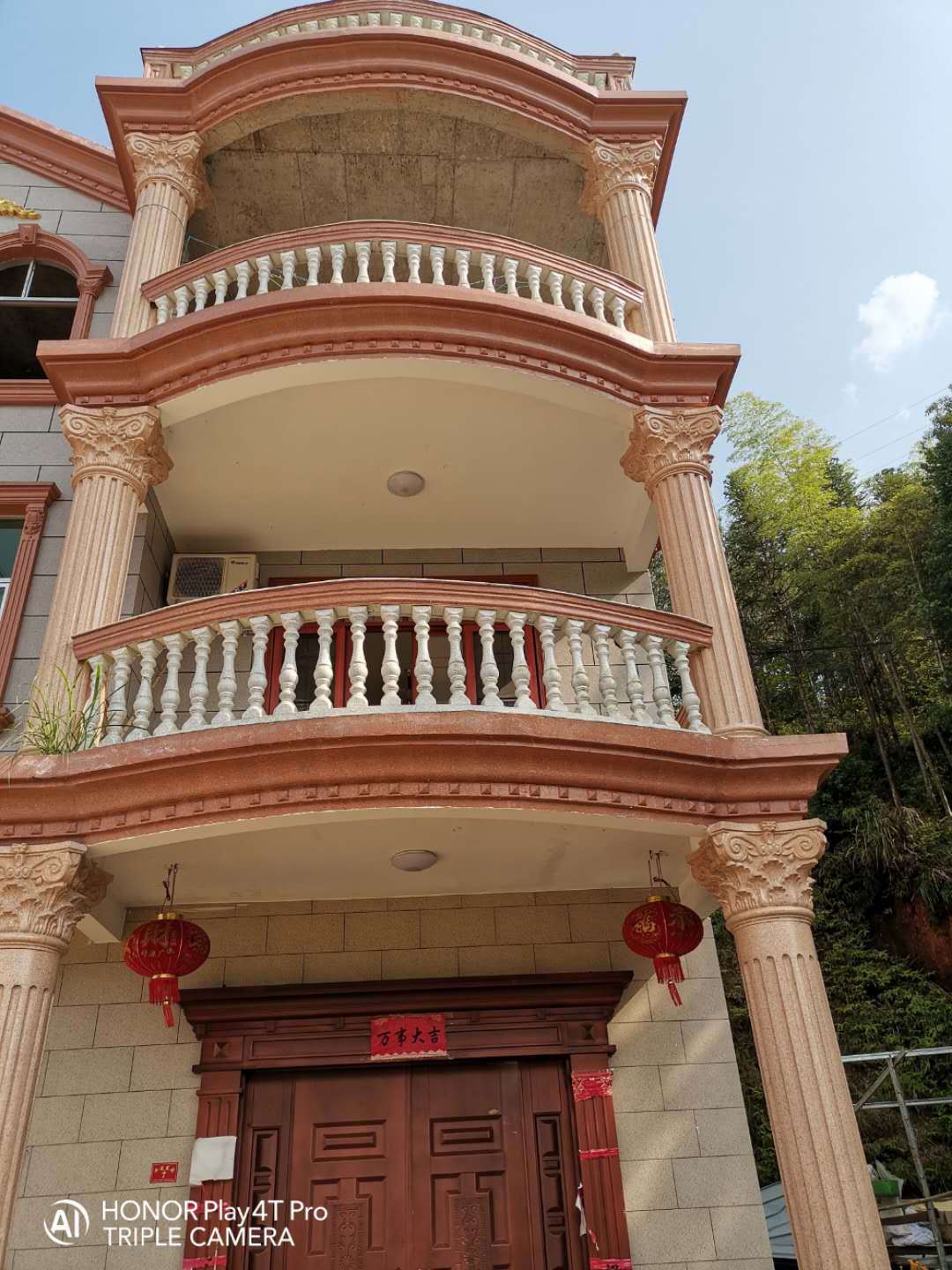 农村堂哥死要面子,新房外表富丽堂皇,一家人却住在毛坯房里面