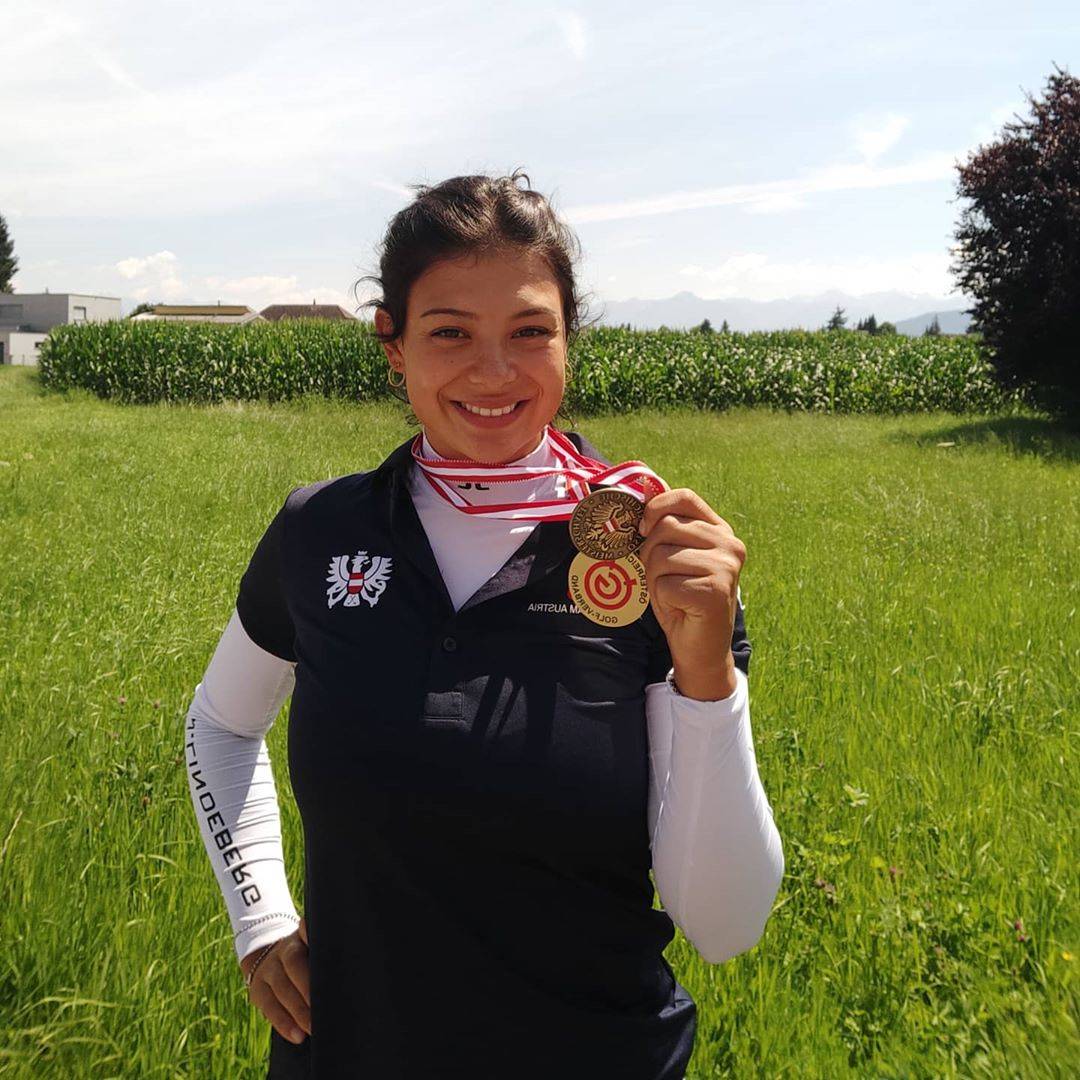 组图:奥地利美女爱打高尔夫 金牌 肤色相得益彰