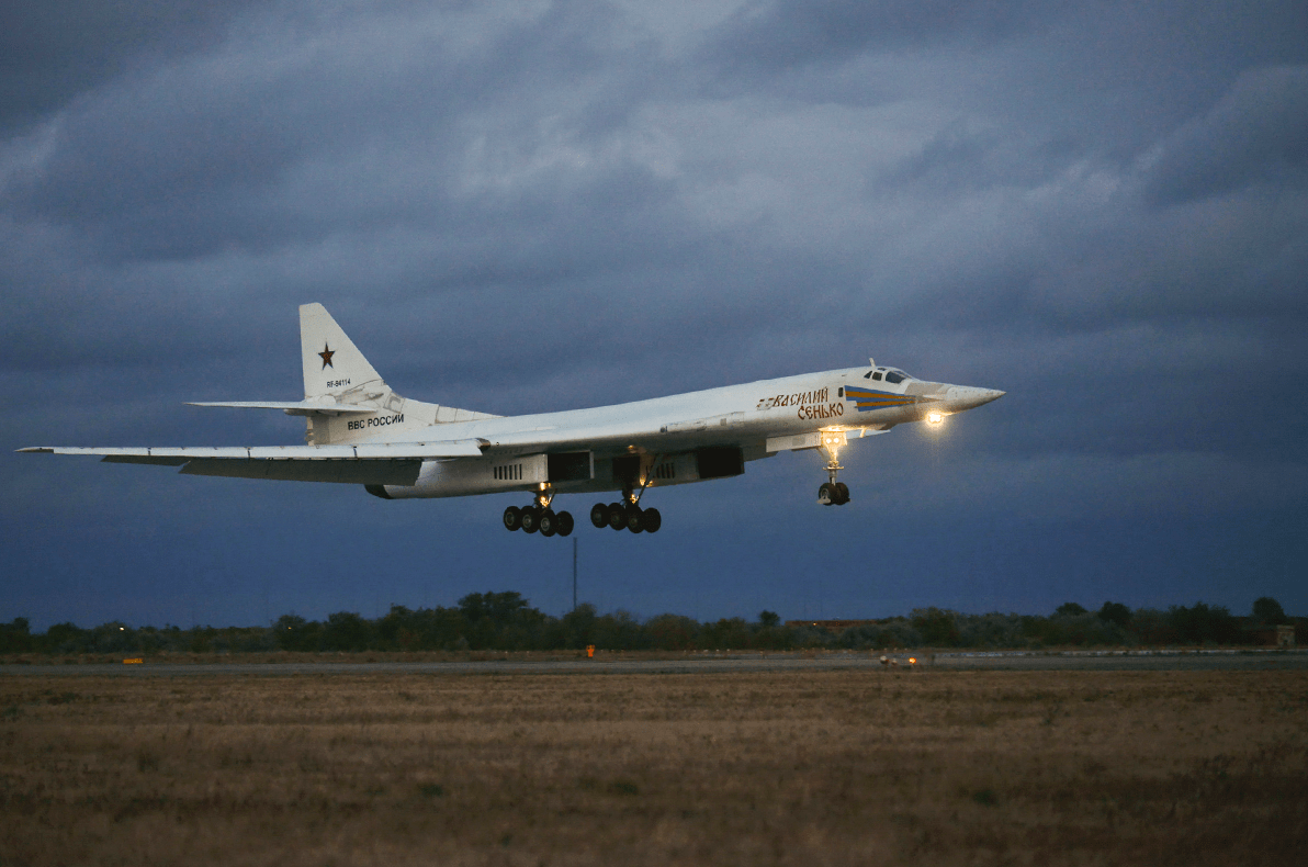 俄罗斯图-160超音速轰炸机 连续飞行25个小时以上 再次刷新世界最长