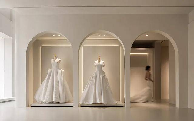 剥离开来01外立面本次设计的核心是将展示婚纱的浪漫和美学推向极致
