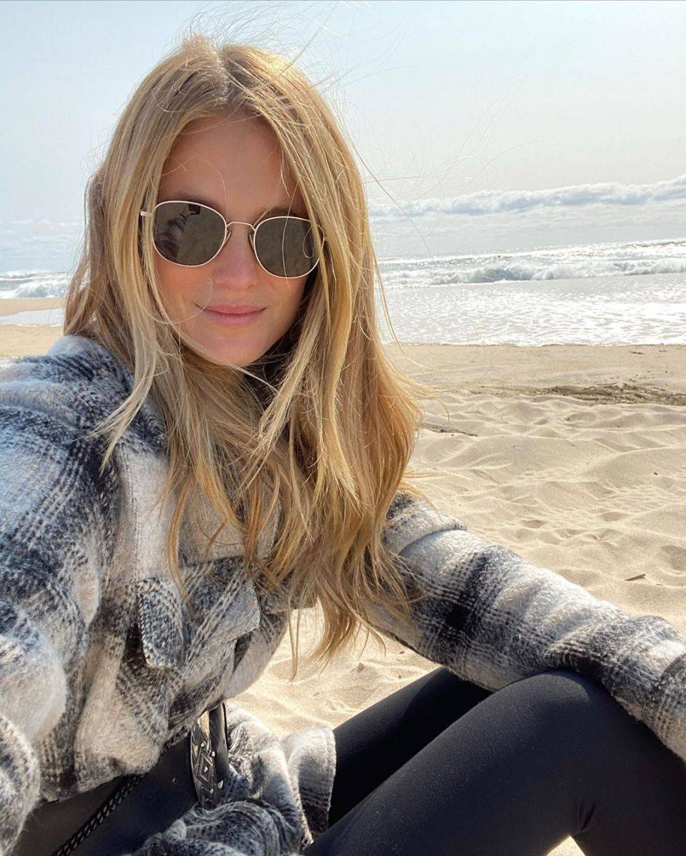 组图:乐福女友海边休闲 沙滩自拍与爱犬游玩