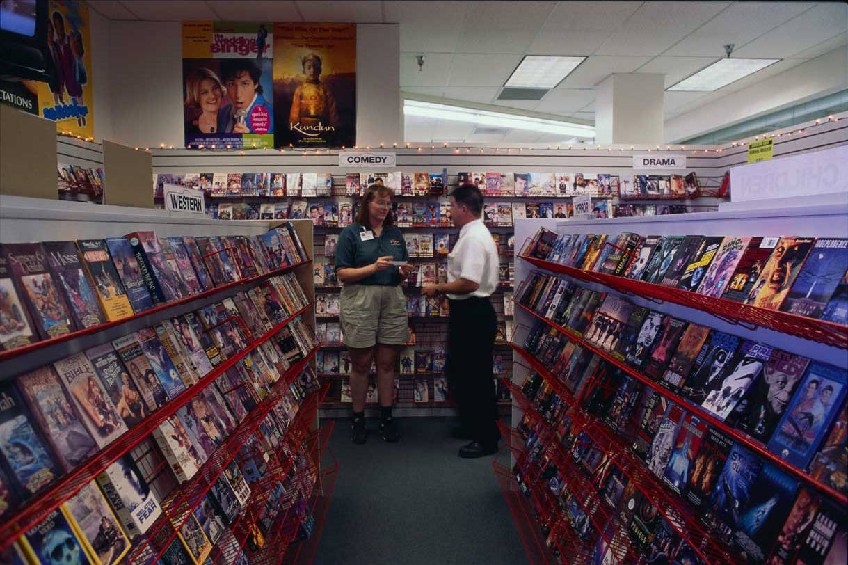 也导致以一个产业的衰落,曾经开满大街小巷的影碟出租屋似乎也一夜间