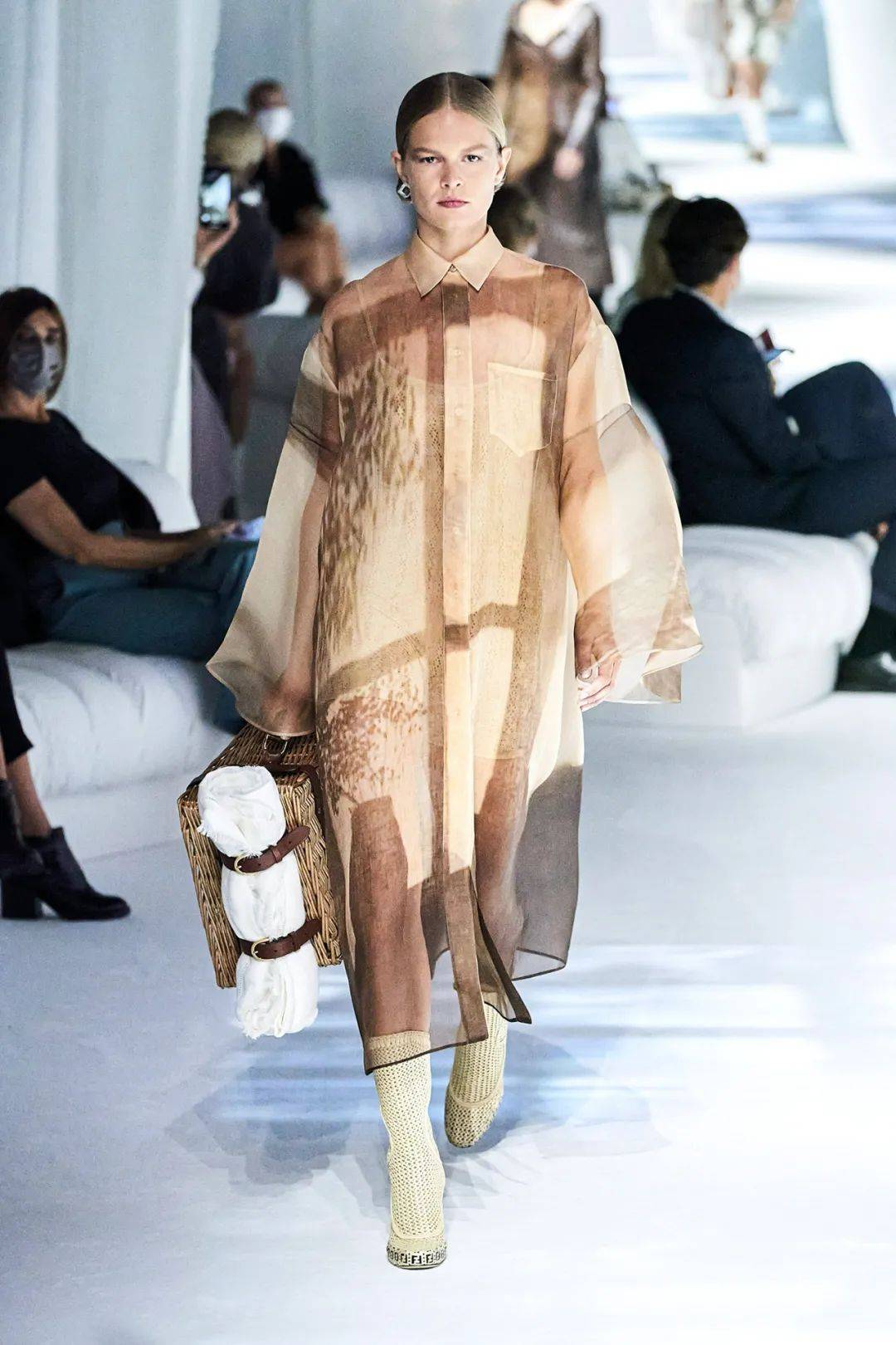 原创光与影芬迪fendi2021春夏成衣发布