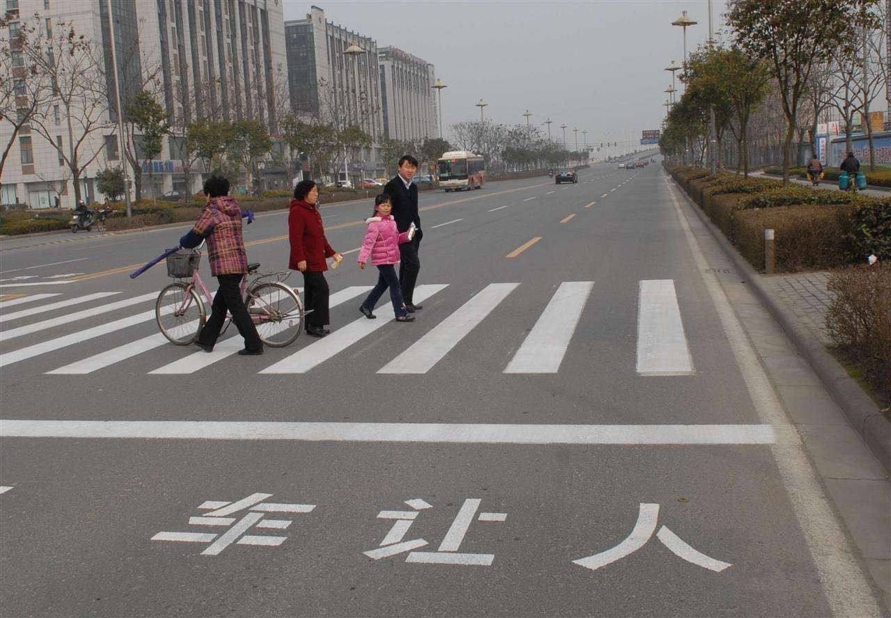 国外惊现立式斑马线会竖起一堵墙保护行人汽车别想过