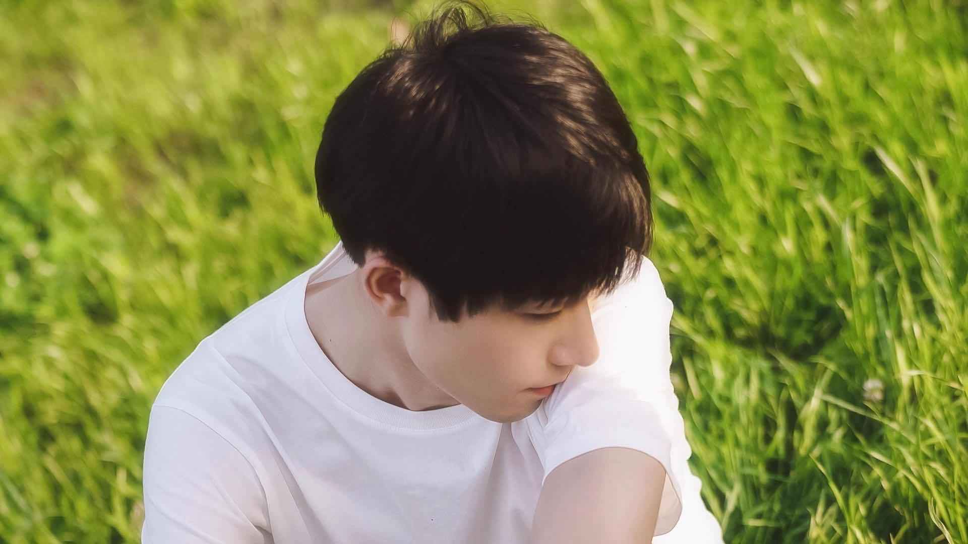 男生拍照pose大全,用简单自然的姿势,你也能拍照帅气有风格_手机搜狐