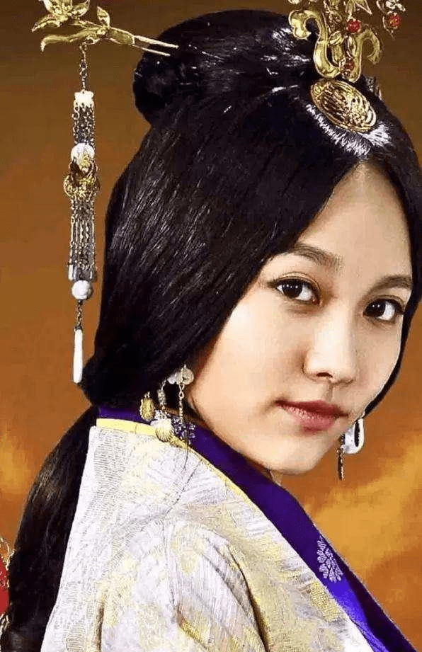 中国历史上第一个皇帝是秦始皇,为何第一个皇后不是秦始皇老婆?