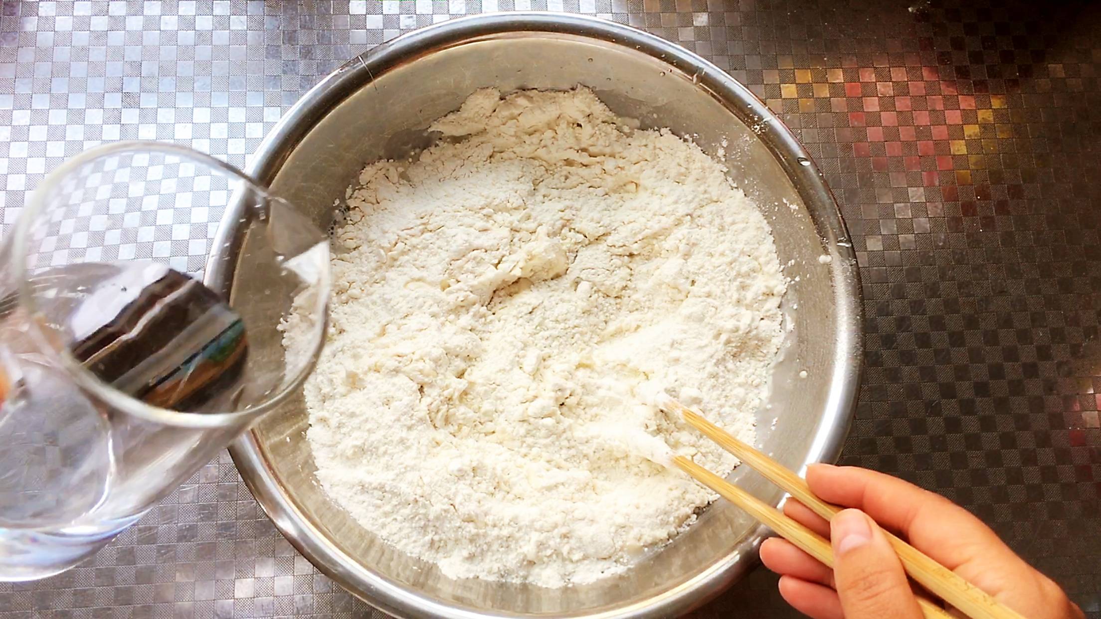 2,准备面粉,用温水和面就可以了,一次不要加太多的水,一点一点的加水.