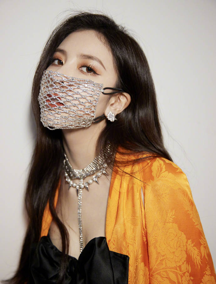 宋妍霏钻石口罩造型