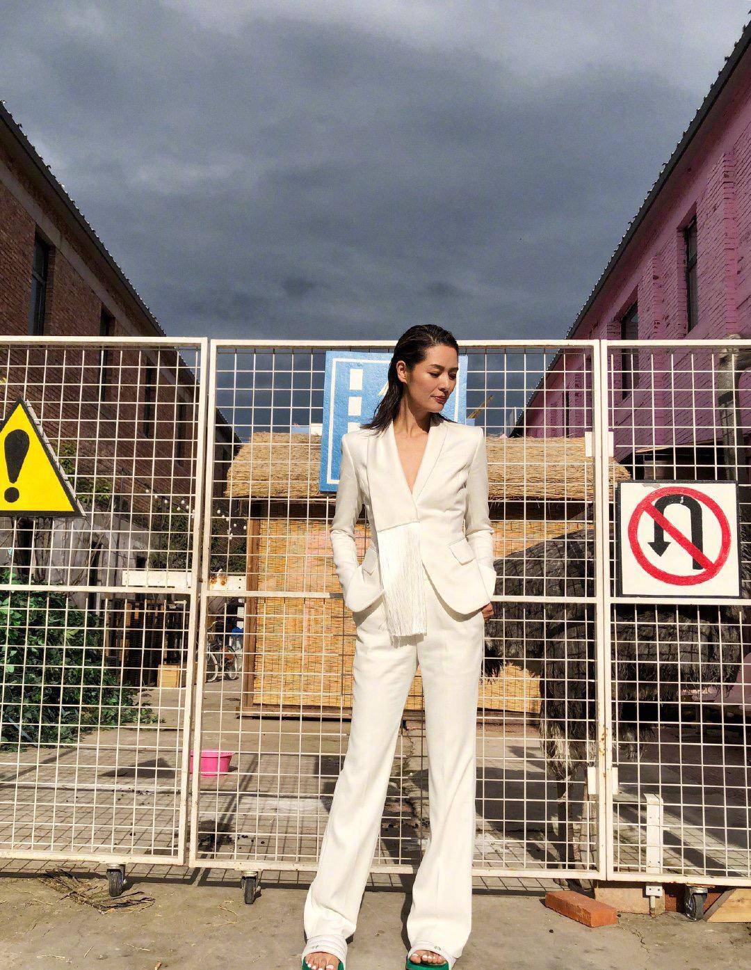 她曾是亚洲第一名模,被央视名导抛弃,转身回家种田成亿万富婆_马艳丽