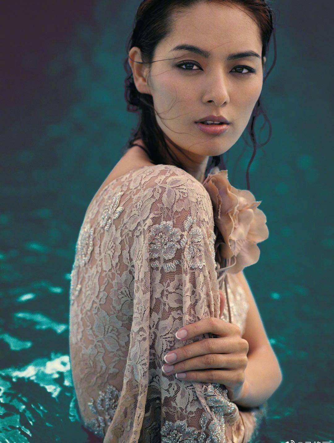 她曾是亚洲第一名模被央视名导抛弃转身回家种田成亿万富婆