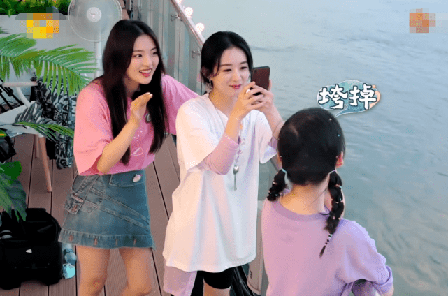 原创赵丽颖给李浩菲拍照无意拍到她的双下巴看清后确定90斤