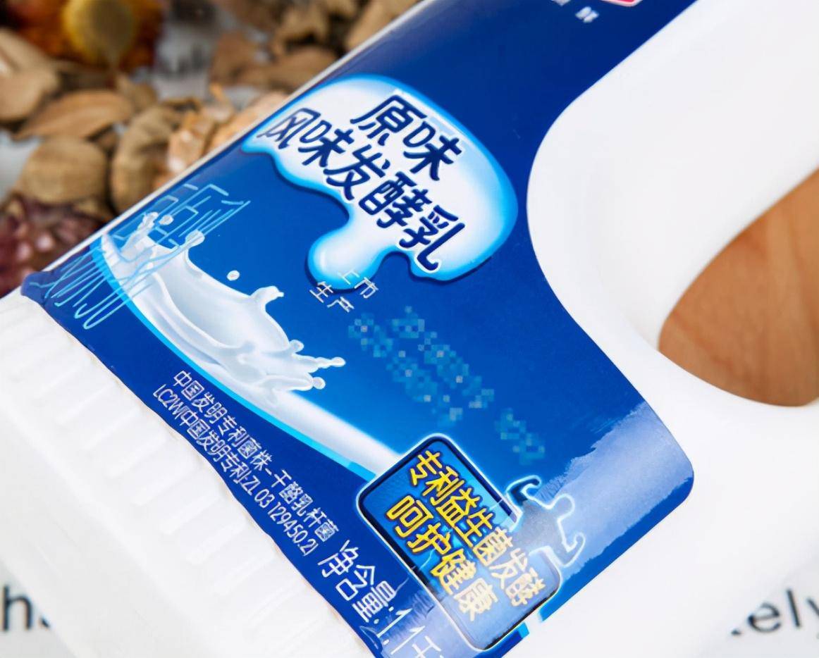 商品名称是"风味发酵乳","酸酸乳","乳酸菌饮料"等,往往不是真正的