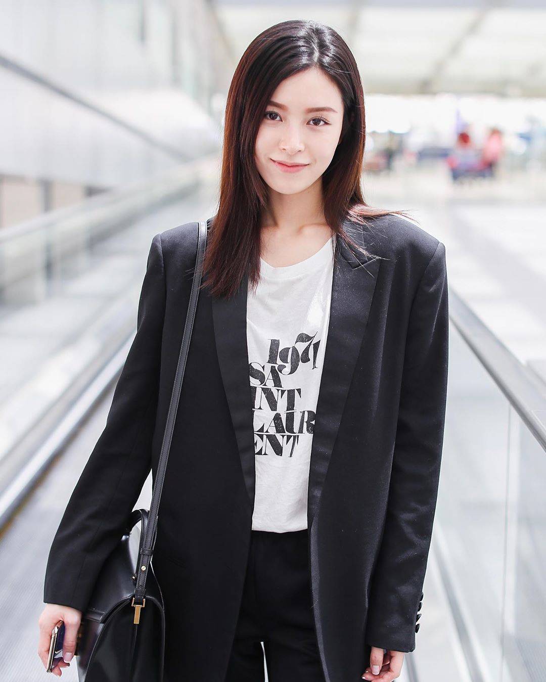 30岁文咏珊真飒,针织衫搭配黑色阔腿裤,低调一身黑难掩好气质