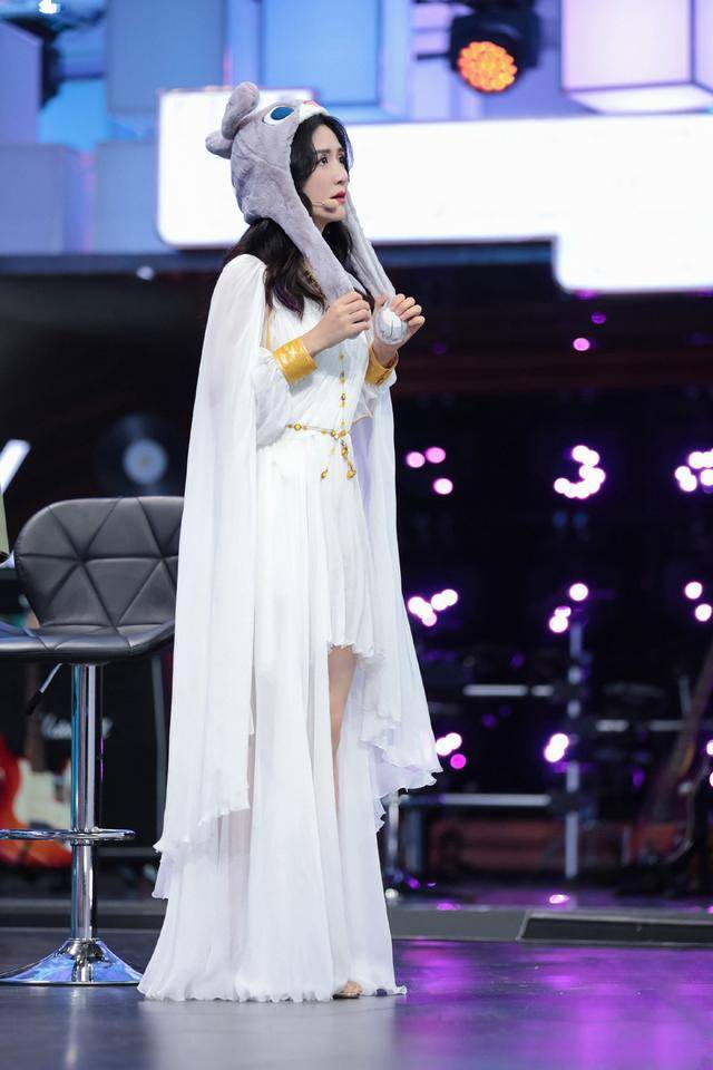 张杰晒家庭合照双胞胎女儿梳麻花辫超可爱谢娜跳女团舞a到爆