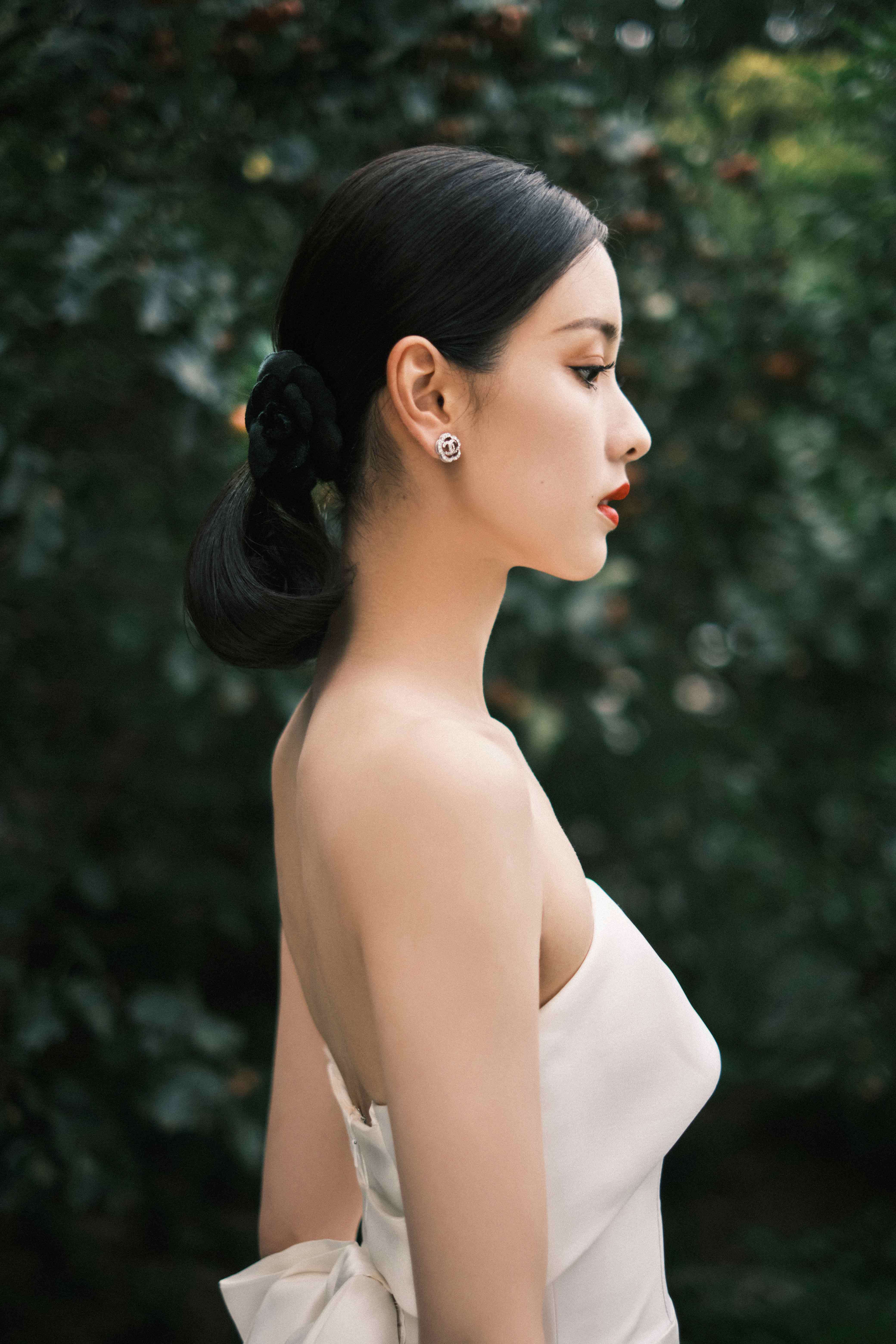 陈都灵亮相大众电影百花奖闭幕式小露香肩尽显好身材