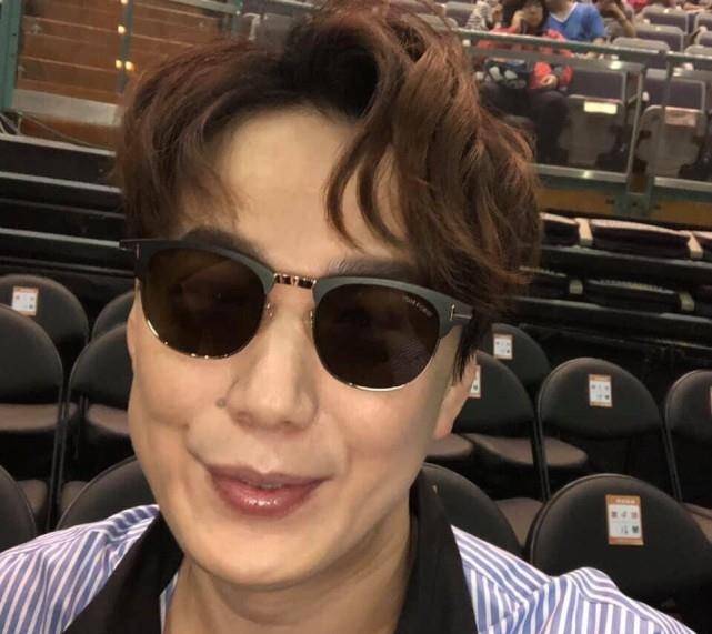 在陶晶莹不断鼓励之下,萧煌奇,方大同都先后亲吻侯佩岑,不过当轮到