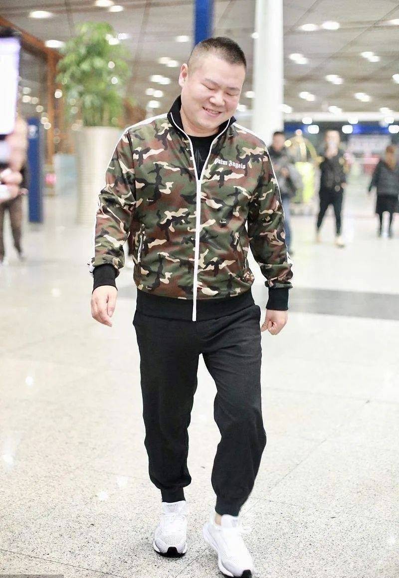 原创岳云鹏时髦起来不一般休闲外套搭潮款牛仔裤大佬派头十足