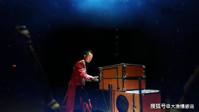 因初恋他成"断手"魔术师,她订婚他结婚,错过12年后他:在一起_韩晓峰