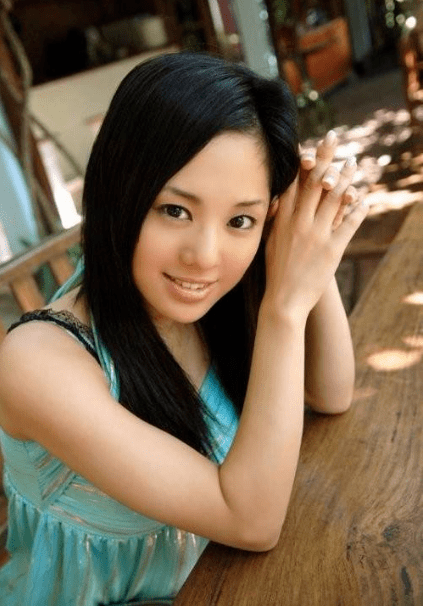 苍井空双胞胎儿子近照,一个头发浓密一个头发稀少,自带混血风