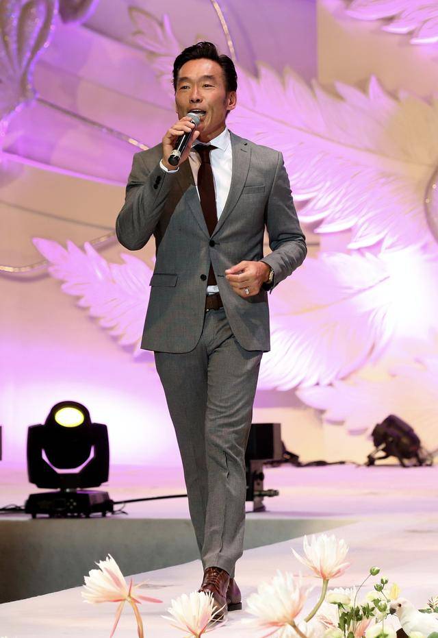 55岁郑浩南直播举铁罕见露脸,身材壮硕超有型,与子女长居大马