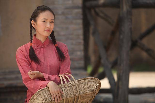 被张默当街暴打接受导师潜规则靠角色洗白后嫁大17岁富豪