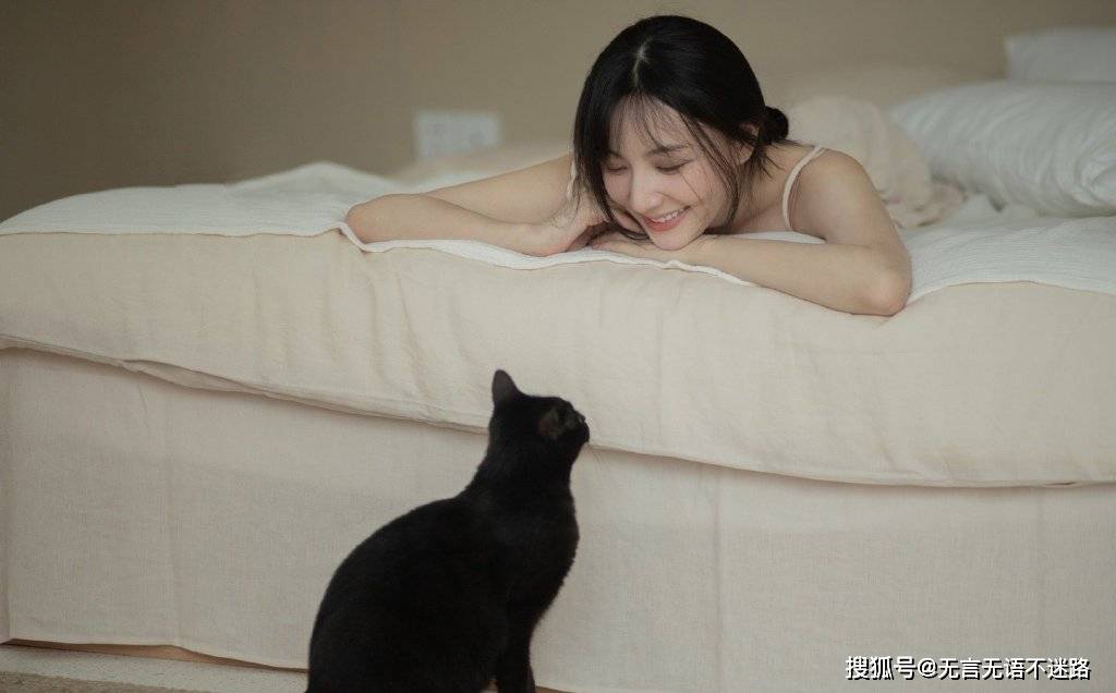 清纯可爱陈米麒居家吊带裙性感写真