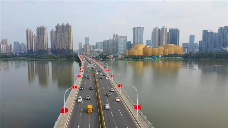 航拍跨越沙湖的沙湖大桥红了